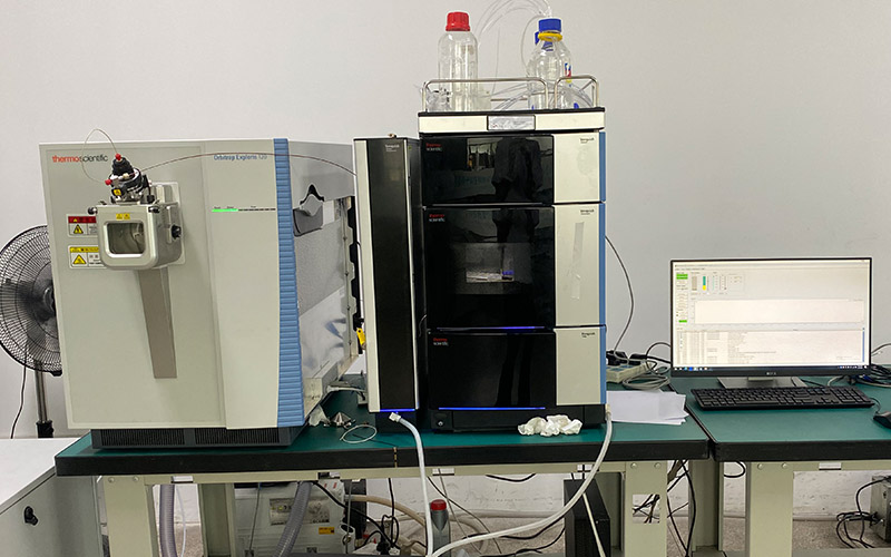 液质联用系统工作状态：Vanquish UHPLC 液相前端与 Orbitrap 质谱主机