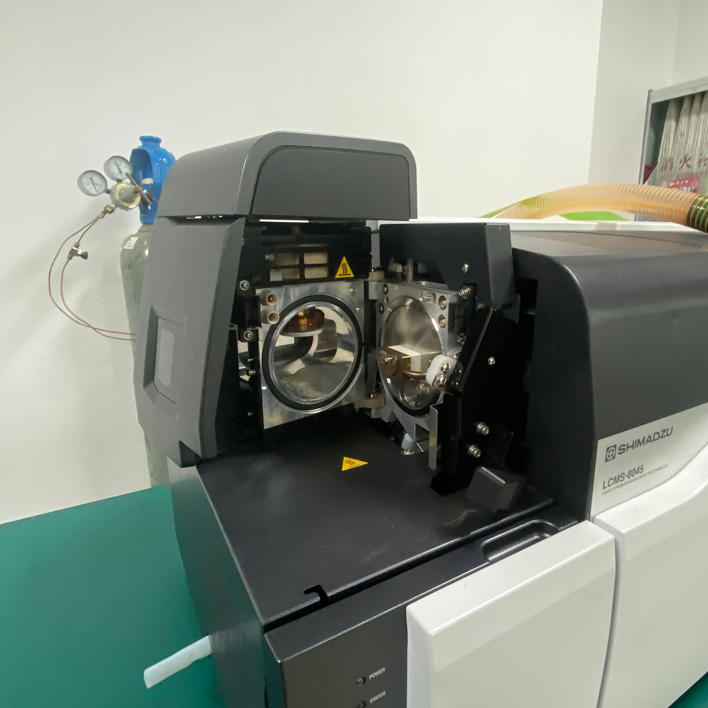 Shimadzu LCMS-8045 003.jpg Shimadzu LCMS-8045 003.jpg